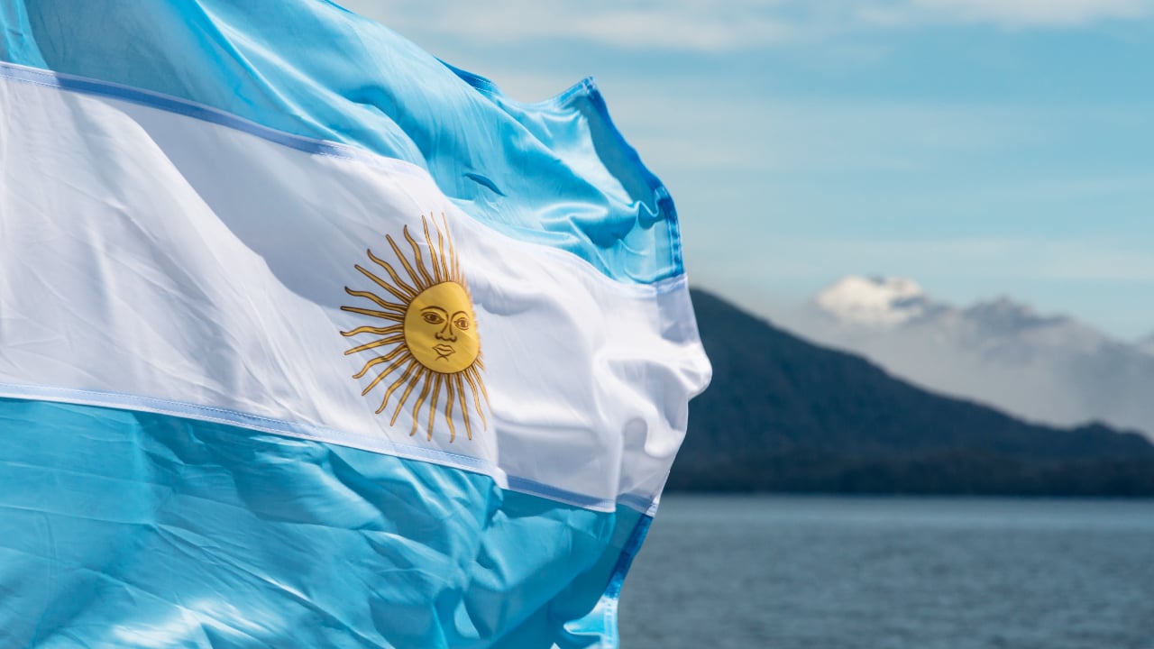 Argentina Considers Allowing Banks to Offer Crypto Services Amid Inflation Pressures