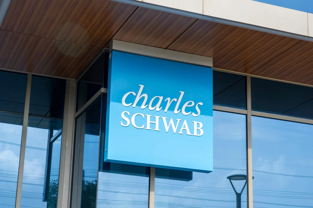 Schwab Targets Early 2026 for BTC and ETH Trading as Markets Cool After Rebound