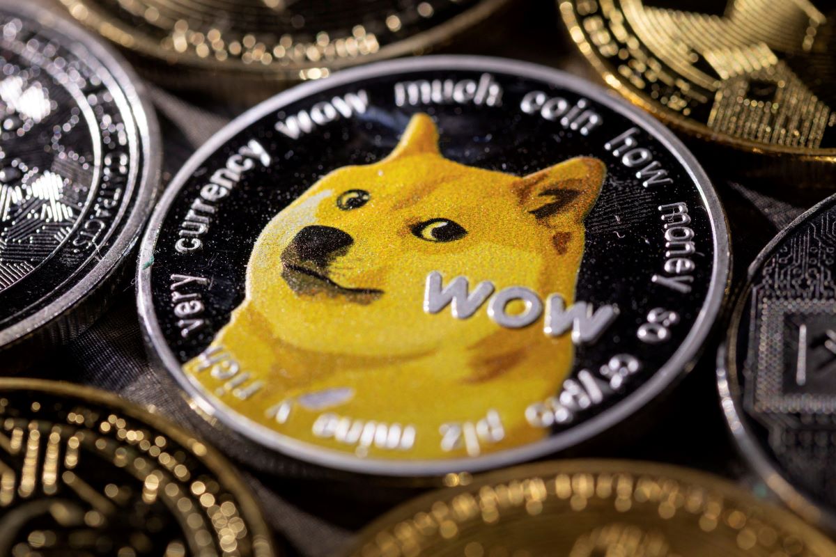 Dogecoin (DOGE) Plunges 35% Weekly, Slips to $0.16 Amid Market Sell-Off
