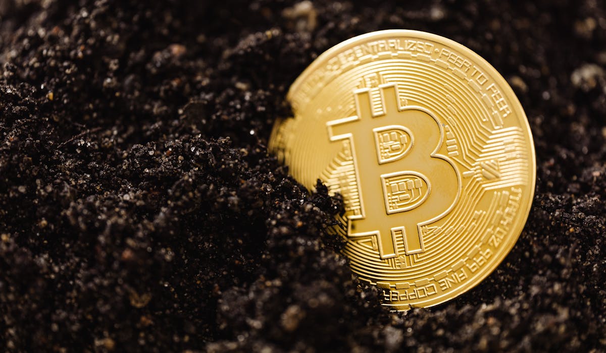 Bitcoin Tests Key Support as Analysts Spot Early-Month Pattern Forming