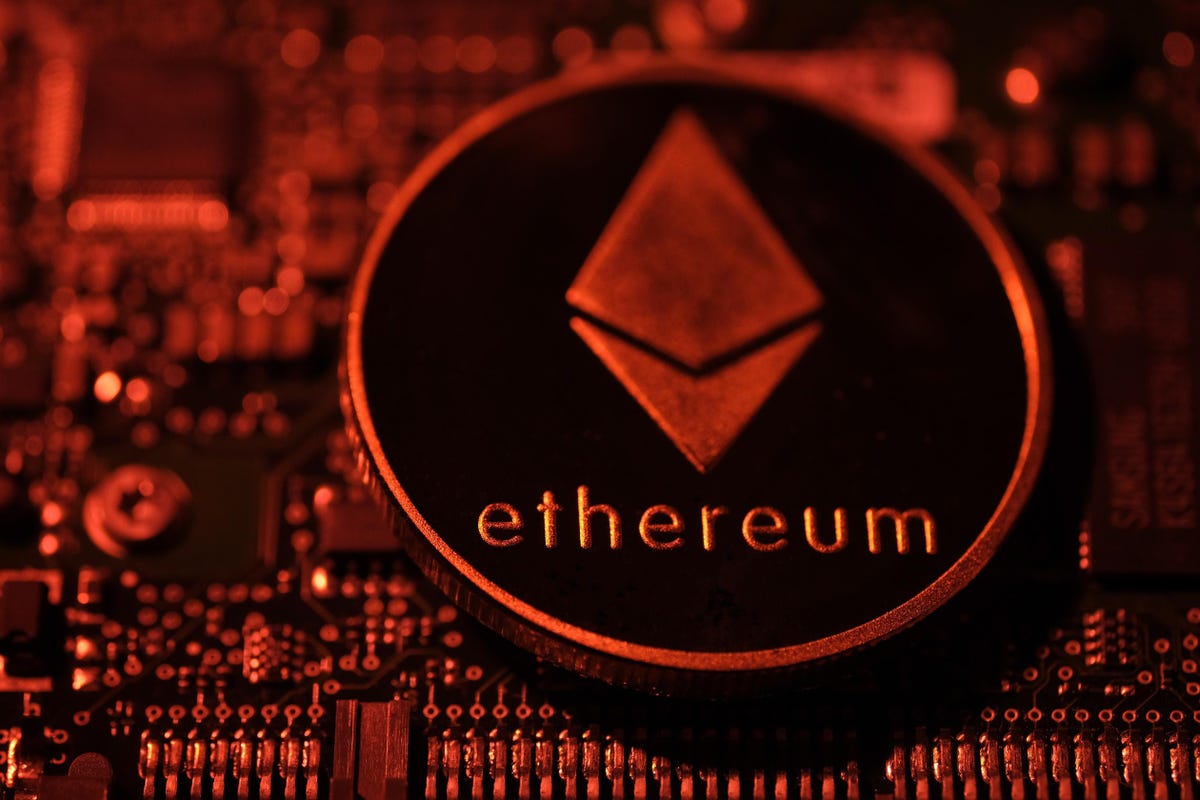 Ethereum Crashes Below $3,000 as Institutional Outflows Intensify