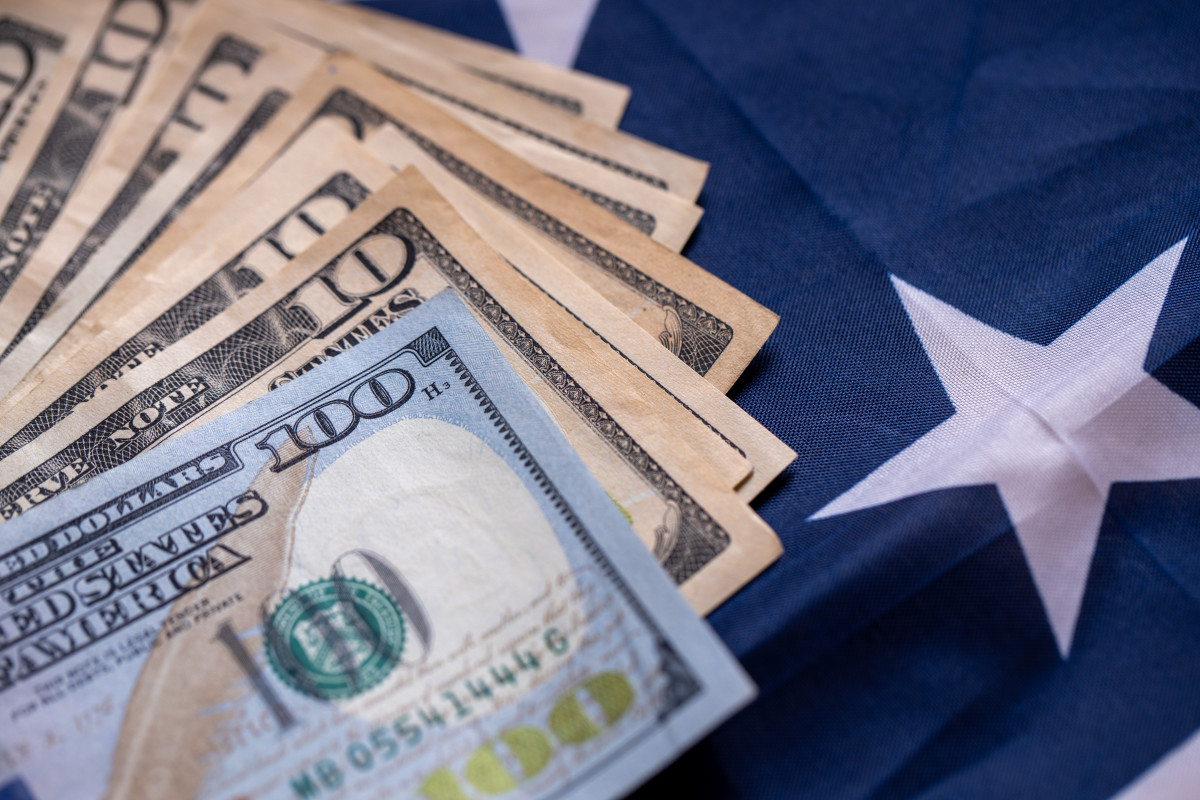 Analyst warns dollar is bound to weaken further